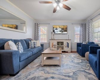 Cozy two bedroom home in Amarillo. Pet Friendly! - Amarillo - Living room
