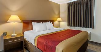 Econo Lodge Inn & Suites Fairgrounds - Des Moines - Bedroom