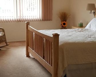 Townhouse - Golf Course Community - Village of Oak Creek - Bedroom