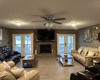 NO STEPS! Gentle Path to water with 1,800 sq. ft. 2 slip dock/4 person ATV - Jacksboro - Living room