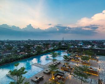 أليلا سولو، جافا - سوراكارتا - حوض السباحة