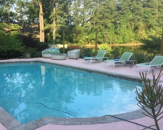 Large Waterfront Home Nestled in Bamboo Forest with Private Pool, Burlington NC - Burlington - Bazén