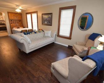2 Bedroom Home 10 Mins From Notre Dame 626 - South Bend - Living room