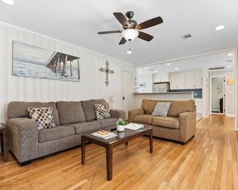 Beach House -Optional Bikes - Walk 2 Shops & Fun - Saint Simons - Living room