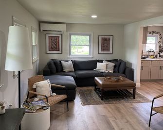 Wake Up to Water Views:Secluded 1 Acre Waterfront Retreat near New Paltz & Gunks - Wallkill - Sala de estar