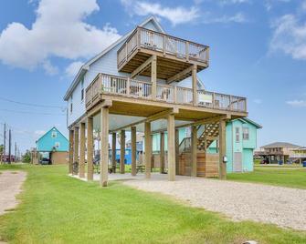 3BR Coastal Home about Less than quarter Mile to Beach! - Surfside Beach - Building