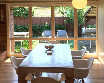 Escape to this Redding 3-Bedroom home with Outdoor Pool and Spa - Redding - Dining room