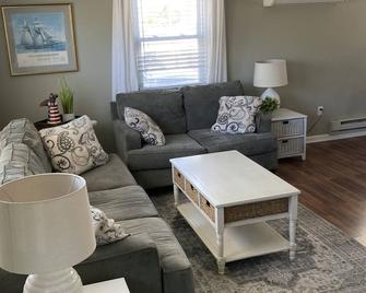 One Block to Beach. - Beach Haven - Living room