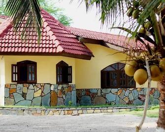 Lovely beach cottage - Basic ocean front home - Ampeni - Edificio