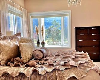 Holiday Escape! Amazing Theater Room, Hot Tub and Fitness Room. - Bellingham