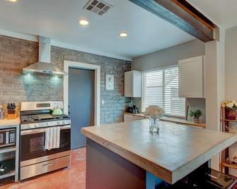 Hip, Pet Friendly 1Bed w/ Fast WiFi, Near Downtown - Phoenix - Cocina