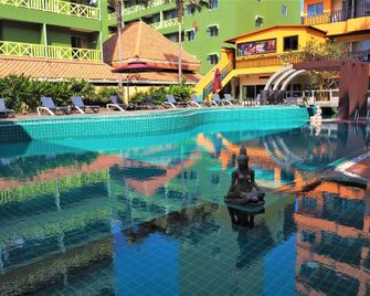 مايند ريزورت باتايا - باتايا - حوض السباحة