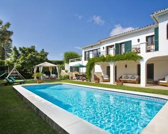 Puerto Banus Private pool and garden. 200m of golf, restaurants and shops - Marbella - Pool