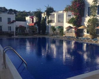 Paradise Apart Hotel - Bodrum - Piscina