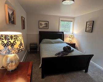 New 2-bedroom Apt on 2.5 forested acres close to airport, downtown, and trails. - Anchorage - Bedroom