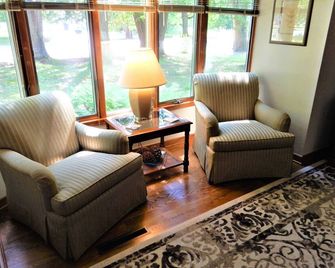 The Stone House/New Listing! Nov. 1 - May 31st, Rent 3 Get One Free! Wi-Fi - Fish Creek - Wohnzimmer