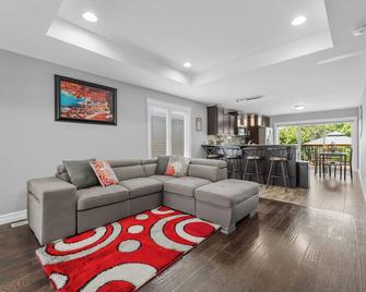 Town home in Amherstburg located near to wineries, breweries,waterfront & trails - Amherstburg - Living room