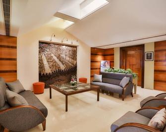 Sun N Sand Hotel Mumbai - Mumbai - Living room