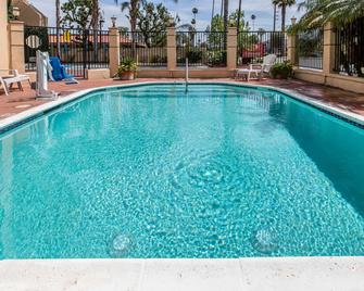 Econo Lodge Inn & Suites Riverside - Corona - Riverside - Bể bơi