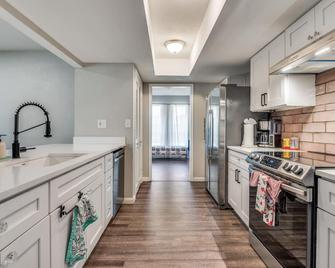 Dallas 3br, Fiber Internet + Big Yard, Sleeps 7-8 - Dallas