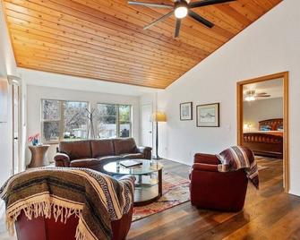 Flathead Lake Retreat-Walk to the Lake! - Bigfork - Living room