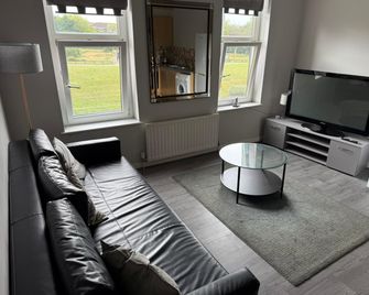 Cozy 2 Bed Flat in Town Centre - South Shields - Вітальня