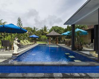 Sandat Mas Cottages - 南庫塔 - 游泳池