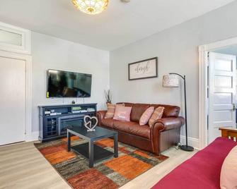 Charming Stoughton Apartment: 20 Mi to Boston - Stoughton - Living room