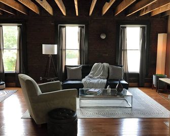 Cozy studio with AC and WiFi in Historic Geneva, NY. - Geneva - Living room