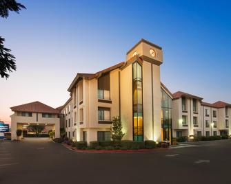 Holiday Inn Express & Suites Santa Clara - Silicon Valley - סנטה קלרה - בניין