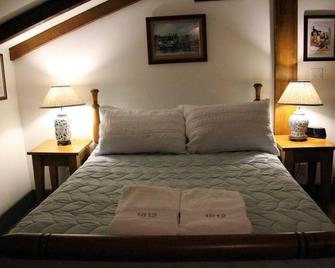 The Olde Angel Inn - Niagara-on-the-Lake - Bedroom