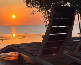 Stunning 4-Bed Villa | Sea Views from Every Bedroom | Your Secluded Escape! - Sansibar - Strand