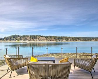 Waterfront Port Orchard Retreat with Furnished Deck! - Port Orchard - Balcón