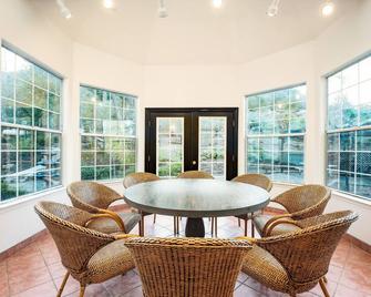 Yosemite Country House sleeps 20 w/ hot tub, firepit, bonus studio! - Ahwahnee - Dining room