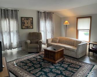 Erie Canal Loft With Docking and View - Baldwinsville - Living room