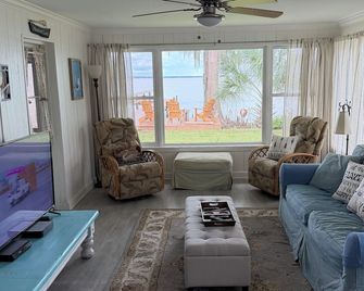 Lakeside Breeze On Lake Eustis Harris Chain Of Lakes Central Florida - Tavares - Living room