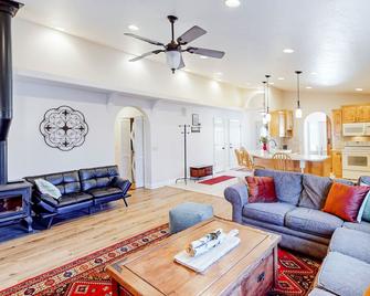 Ideally located home with putt-putt green & aquatic center, near Zion NP - Cedar City - Living room