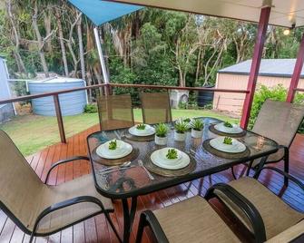 McLeods - Three-Bedroom, Pet-Friendly Coastal Escape in Central Agnes Water - Агнес Вотер - Балкон