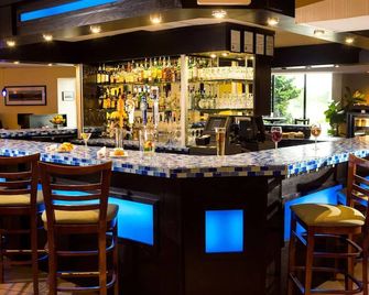 Easy Downtown Portland Access: Modern Hotel with Indoor Pool, Pets Are Allowed - Portland - Bar