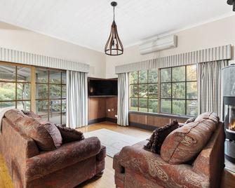 Stirling Homestead Farmstay Cottages Mansfield - Mansfield - Obývací pokoj
