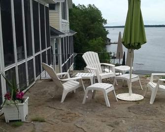 Beautiful Victorian Cottage with Fabulous view of St. Lawrence River - Brockville - Patio