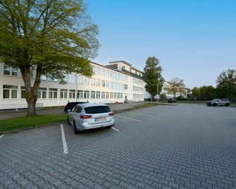 B&b Hotel Berlin-Adlershof - Berlin - Parkplatz