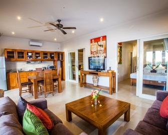 Bali Lovina Beach Cottages - Buleleng - Living room