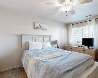 Condo w/ private patio and access to shared pool/hot tub/tennis courts - Garden City - Bedroom