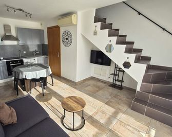 Seaside pretty mini villa T2 300 m from the beach, 20 km from Bastia - Lucciana