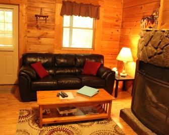 Laurel Cabin is romantic, cozy and all around perfect for couples! - Hico - Sala de estar