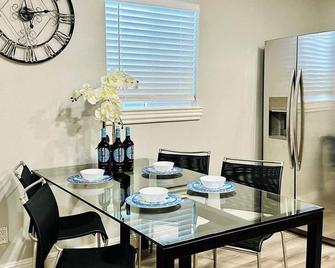 Beautiful 2-Bedrooms Guesthouse Nearby Down Town San Jose - San Jose - Salle à manger