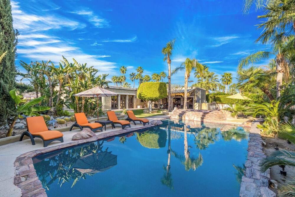 Delightfully spacious 4BR estate w big pool, games, walk downtown - بالم سبرينغس - حوض السباحة
