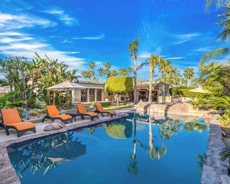 Delightfully spacious 4BR estate w big pool, games, walk downtown - بالم سبرينغس - حوض السباحة