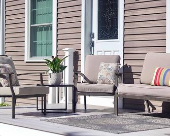 The Beach House: 8 min walk to Misquamicut, sleeps 5, beach parking/walk on pass - Misquamicut - Patio